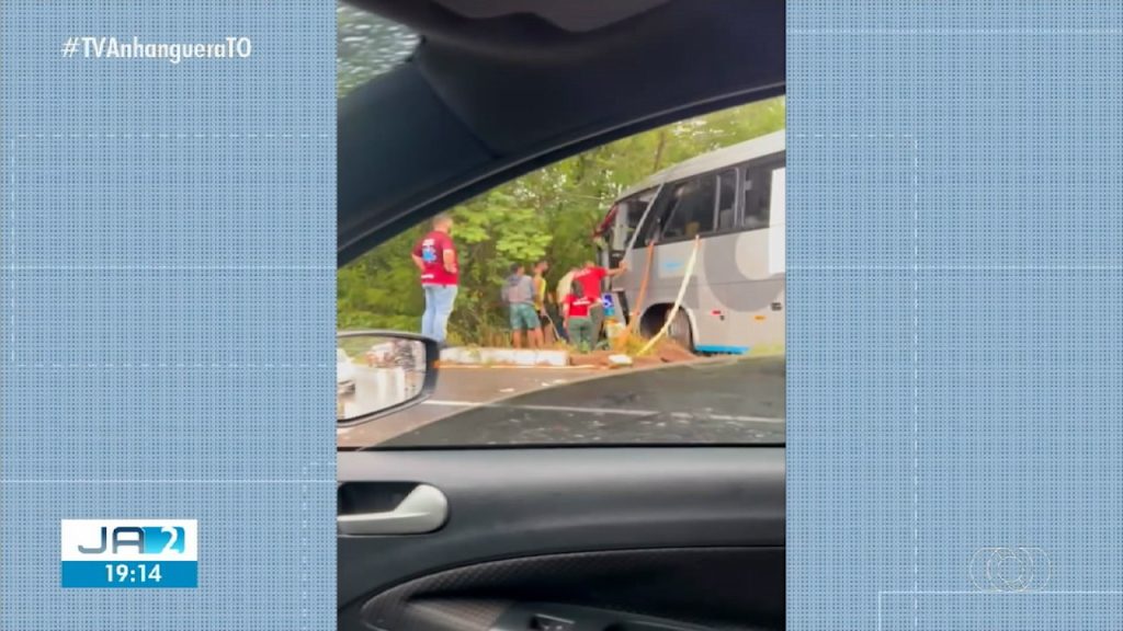 Motorista morre em acidente envolvendo ônibus e carreta na BR-153