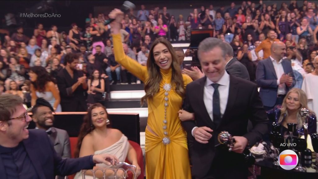 Globo e SBT fazem transmissão simultânea para homenagear Silvio Santos no ‘Melhores do Ano’