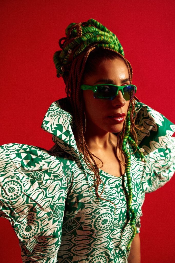 Da Bahia, Marcia Castro manda avisar que o samba-reggae está vivo ainda lá em caloroso álbum com joias do gênero