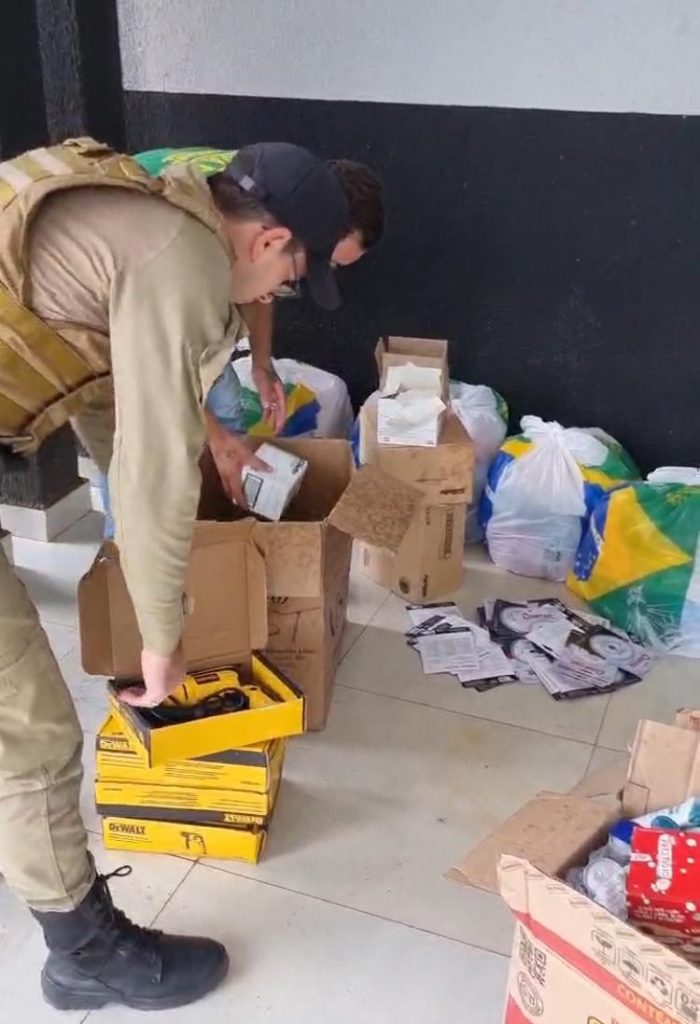 Suspeitos são presos após serem flagrados com produtos furtados de várias lojas