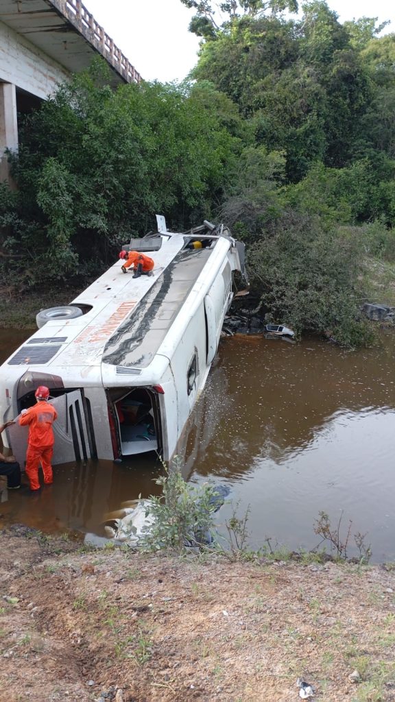 Ônibus cai de ponte e deixa mortos e feridos na BR-153