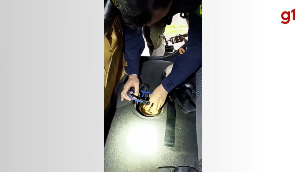 Drogas são encontradas dentro de tanque de combustível em carro transportado por caminhão cegonha; VÍDEO
