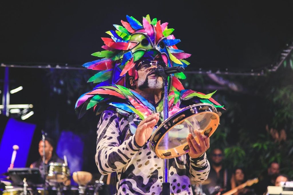 Carlinhos Brown celebra ‘Nega de Obaluaê’, no universo da axé music, 50 anos depois do samba-rock de Wando