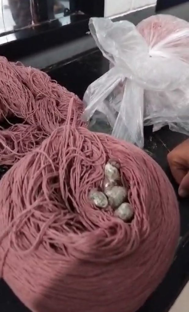 VÍDEO: Drogas são encontradas dentro de novelos de linha para crochê durante revista eletrônica em presídio