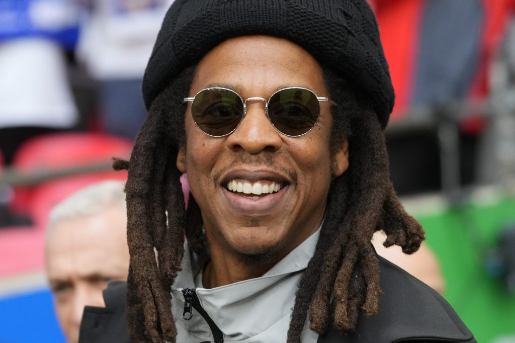 Mulher desiste de acusar Jay-Z por estupro, diz revista