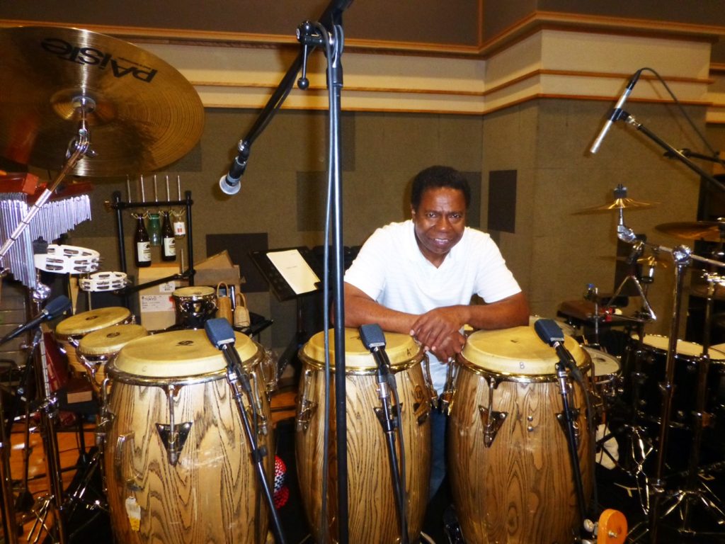 Paulinho da Costa, percussionista de discos de Madonna e Michael Jackson, volta ao Brasil para falar da carreira