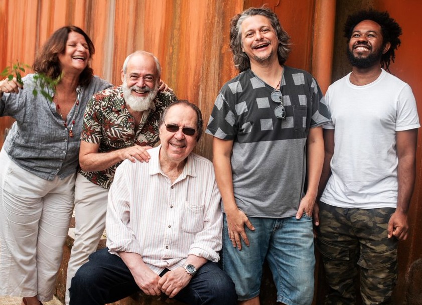 Grupo Pife Muderno expõe a face mais vivaz da obra lapidar de Edu Lobo em álbum com 13 músicas do compositor