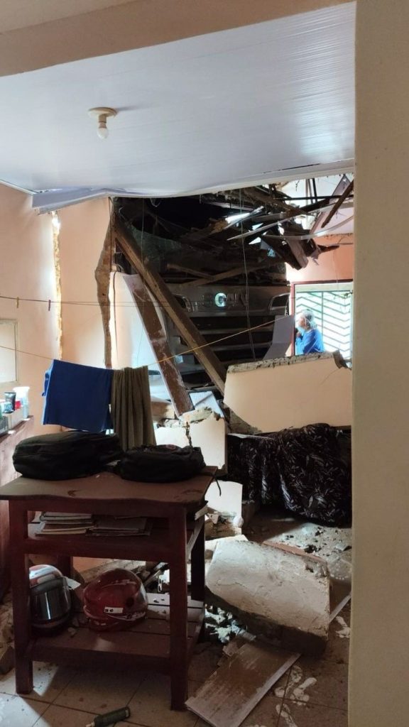 Caminhão desgovernado derruba paredes de casa e criança fica ferida; Vídeo