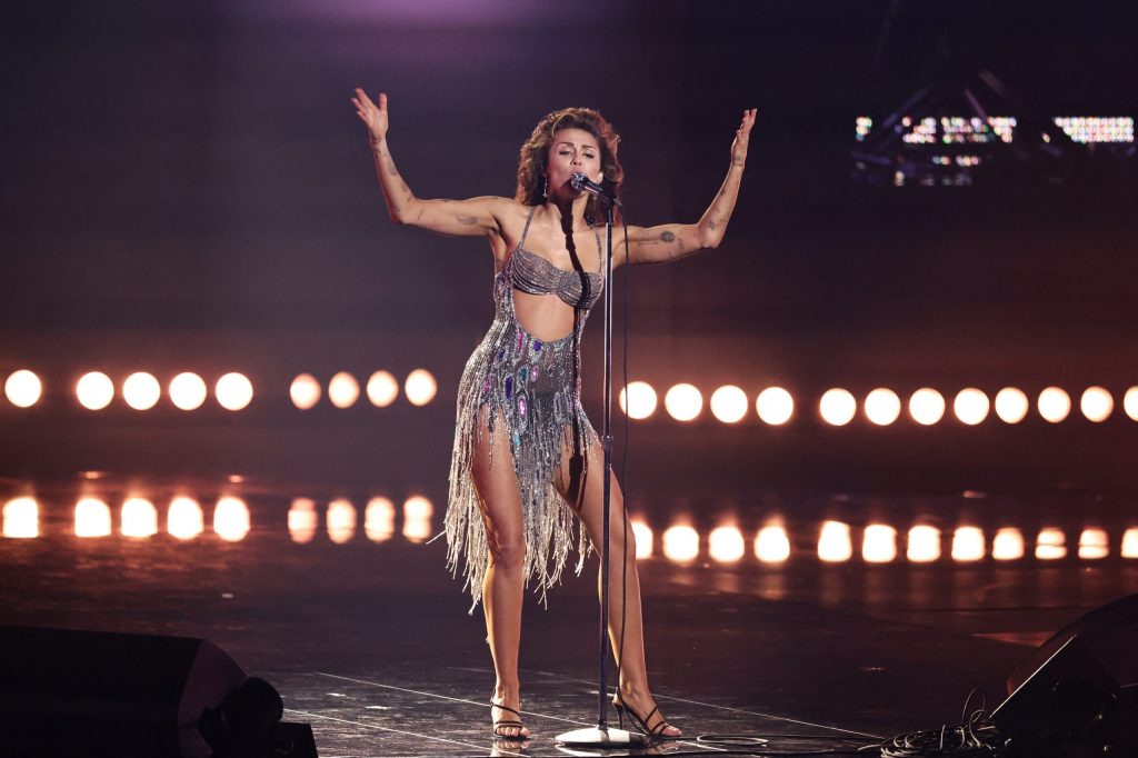 Miley Cyrus enfrentará processo por alegação de plágio de hit de Bruno Mars