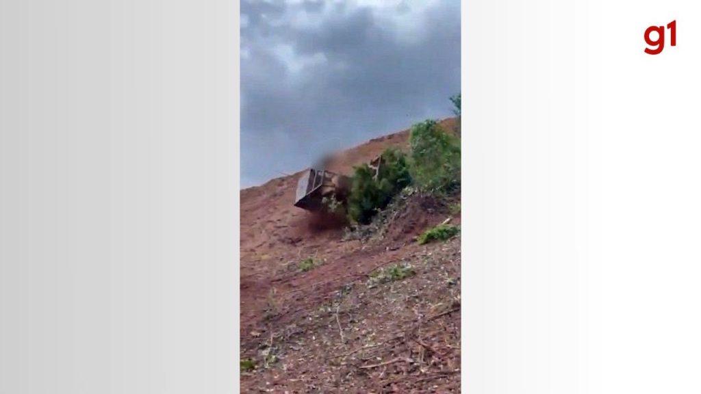 Tratorista morre após trator capotar enquanto removia vegetação em ribanceira de rodovia