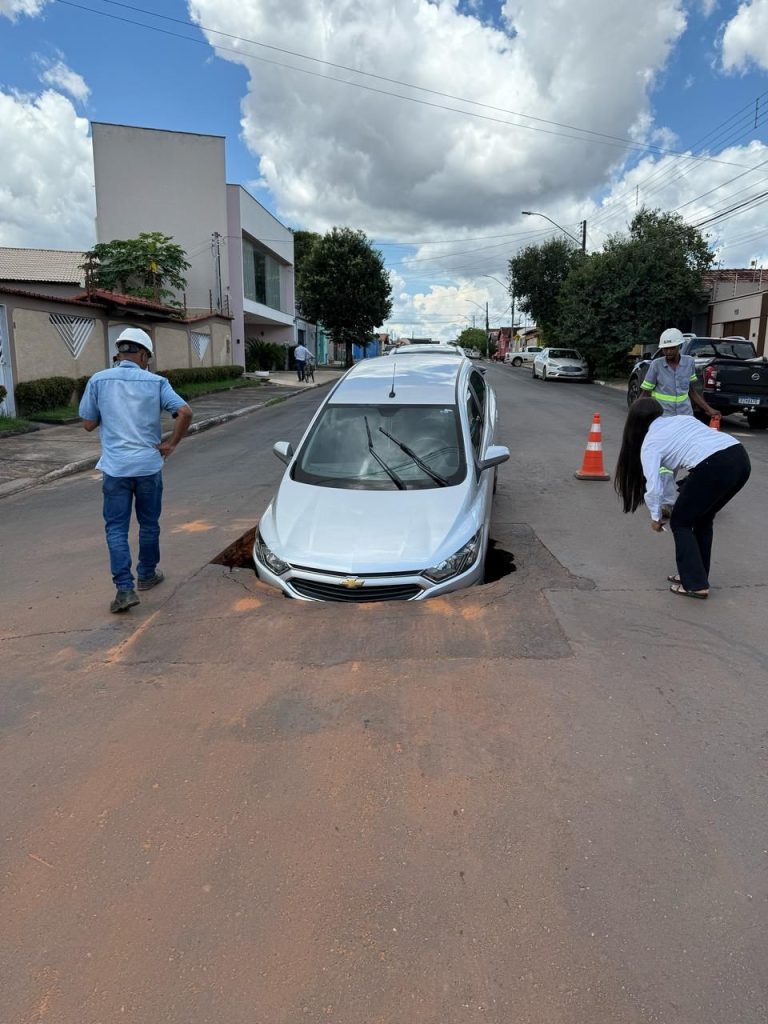 Carro quase é ‘engolido’ por cratera que se abriu após vazamento de água em rua de Araguaína