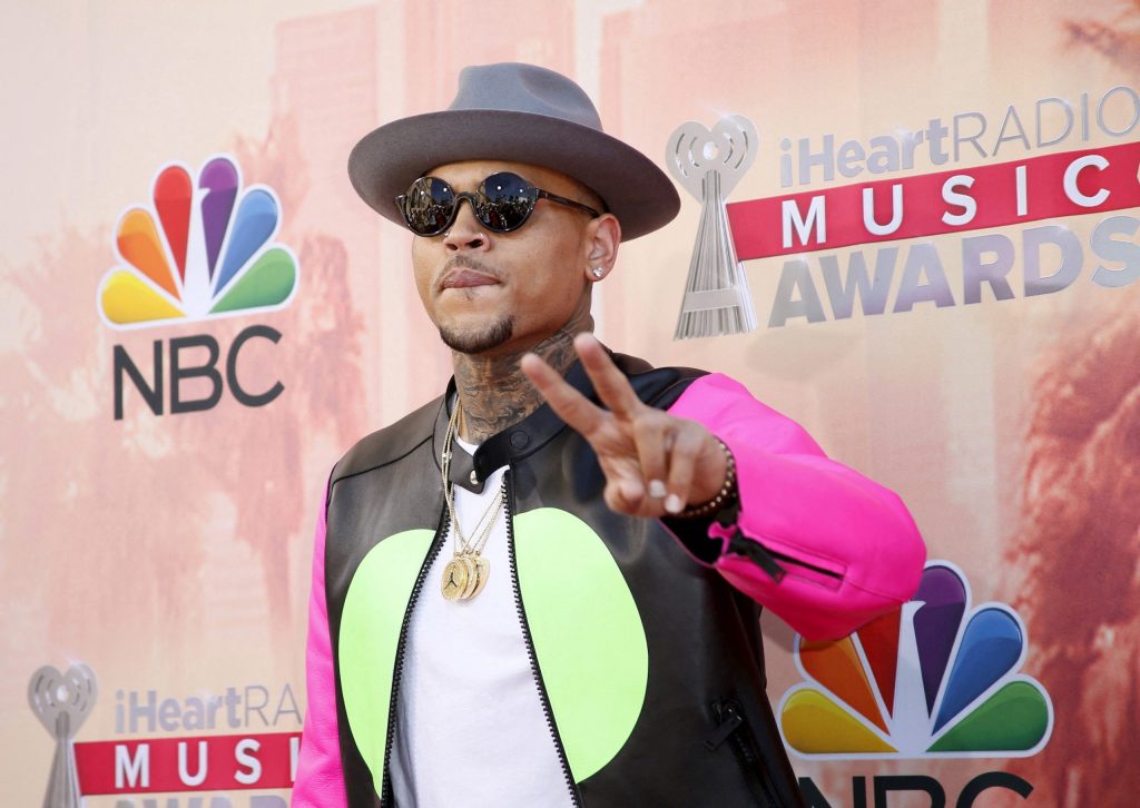 Chris Brown é mantido em custódia após prisão e acusado de lesão corporal grave