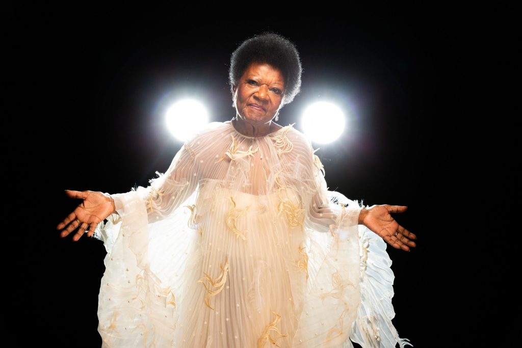 Alaíde Costa ostenta classe na capa do álbum em que canta o repertório de Dalva de Oliveira, voz da era do rádio