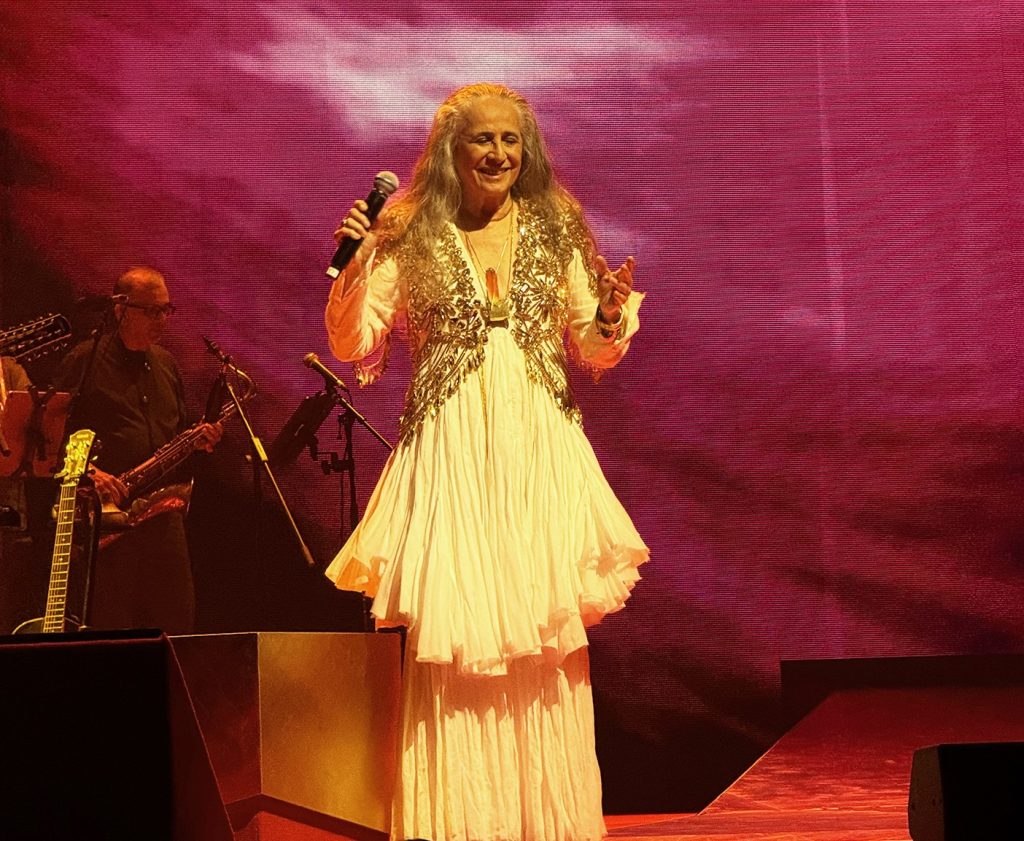 Maria Bethânia se perfila, ao retratar a ‘pátria dos exus’, em grande samba de Xande de Pilares e Paulo César Feital