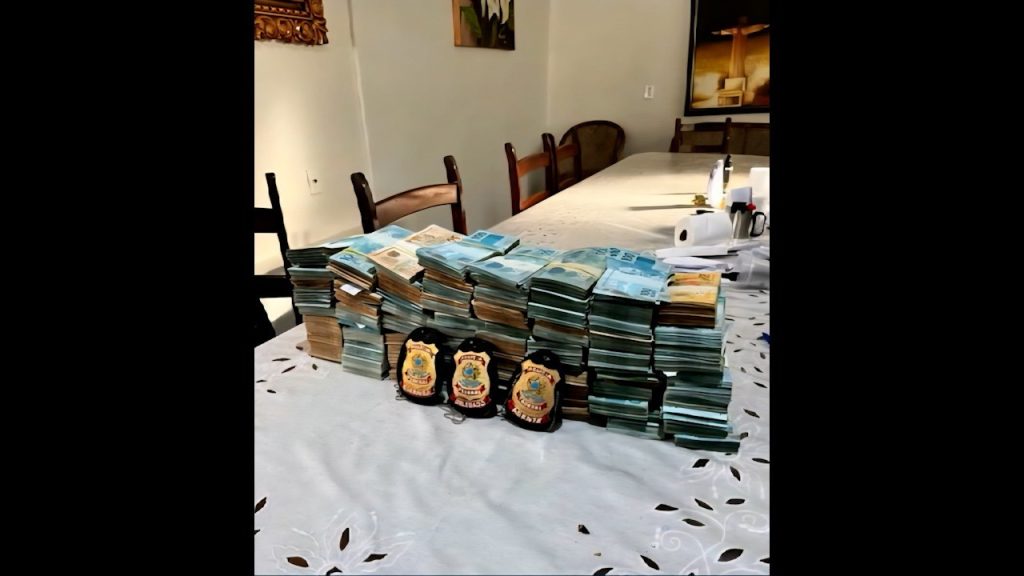 Polícia apreendeu R$ 700 mil com ex-deputada que destinou emendas para compra de cestas básicas