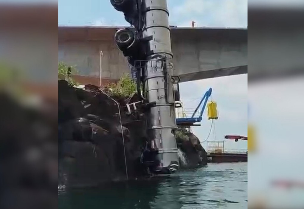Carreta de ácido sulfúrico é retirada de rio quase dez meses após cair com ponte entre o Tocantins e o Maranhão; VÍDEO