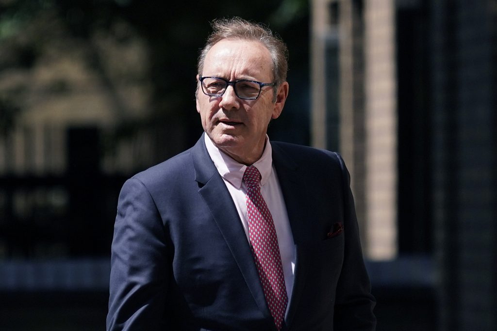 Kevin Spacey diz estar endividado e sem casa após acusações de abuso sexual: ‘Pouco entrou, tudo saiu’