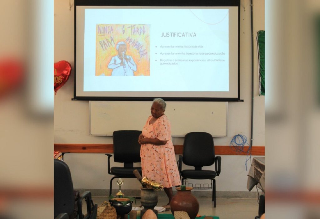 ‘Nunca é tarde para aprender’: idosa de 70 anos apresenta TCC contando história de vida sem acesso à educação