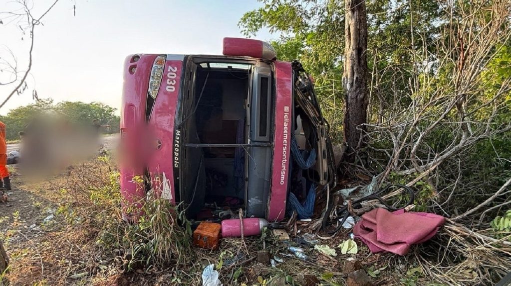 Ônibus com 46 passageiros tomba na BR-230 e deixa feridos após motorista perder o controle, diz PM