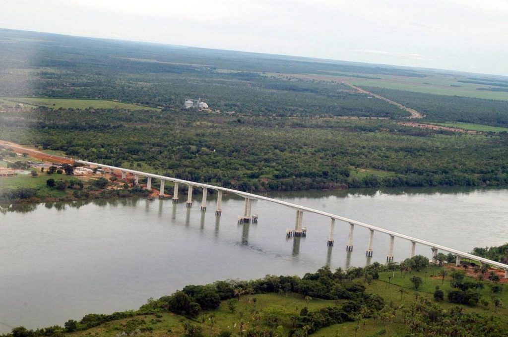 Estado autoriza travessia de balsa no Rio Tocantins após interdição de ponte na BR-235