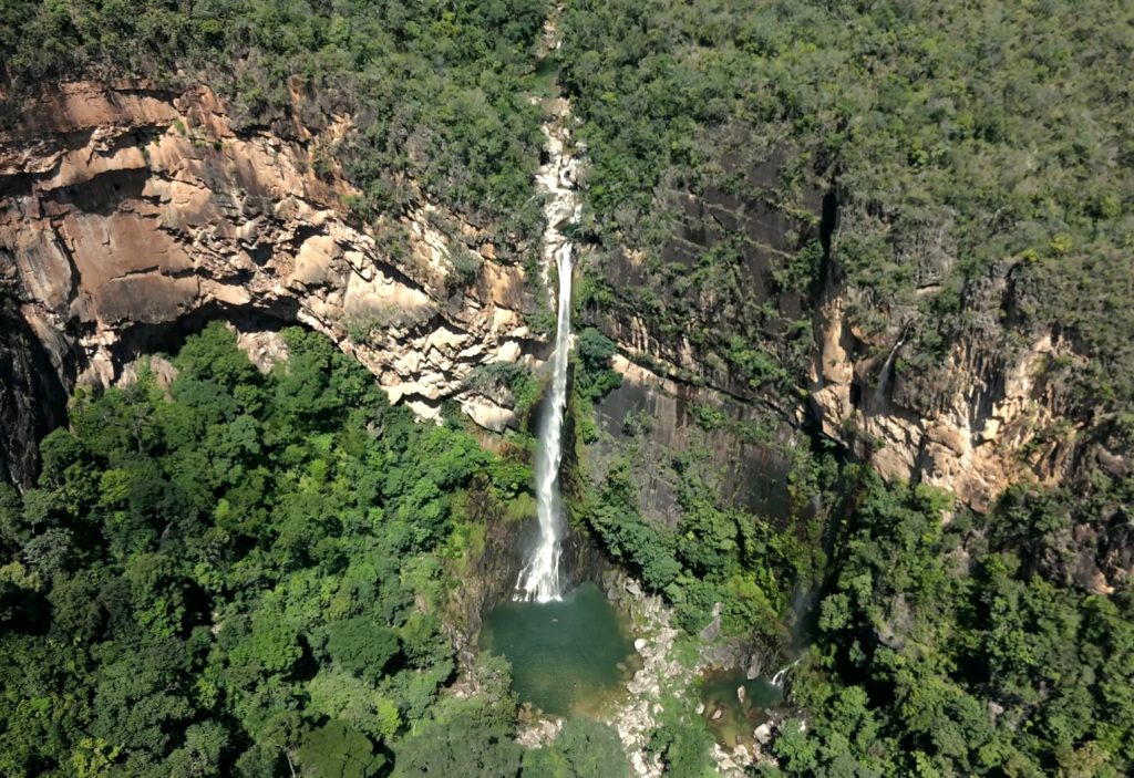 Entre paredões e vegetação nativa, cachoeira de águas cristalinas vira atração no TO